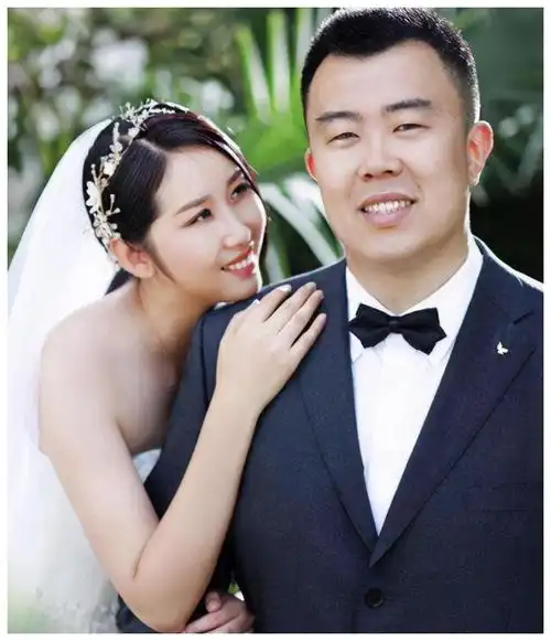 韩德君结婚时孩子已5岁,只因一个冠军承诺,妻子1米82曾是名模