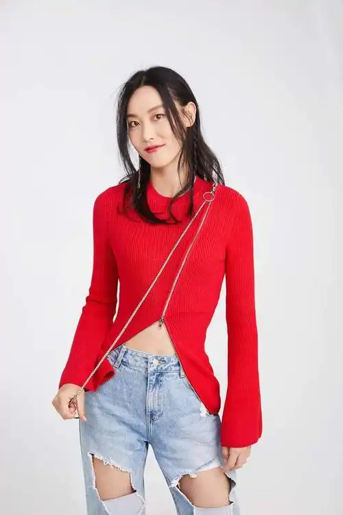 超模石闻时尚大片曝光 红衣明艳娇俏动人