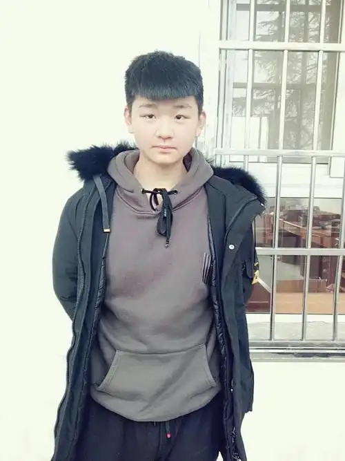 很阳光帅气的小伙