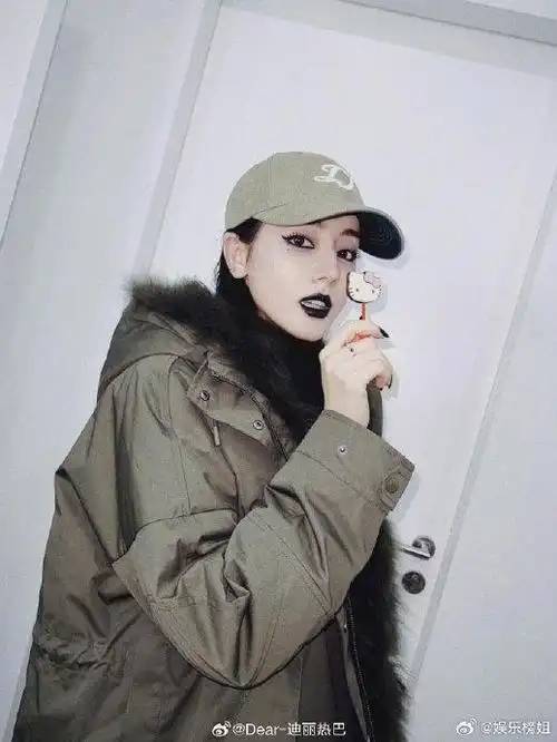 迪丽热巴侧拍三宫格,狠狠帅我一脸,喊一句老公姐不过分吧|迪丽热巴