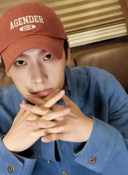 杨洋戴帽口罩回合肥,眉眼间仍显帅气