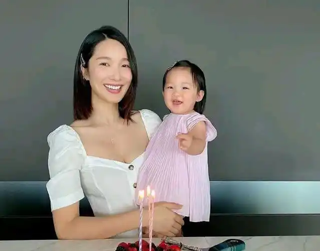 王祖蓝晒视频老婆怀二胎一家三口同框画面温馨幸福