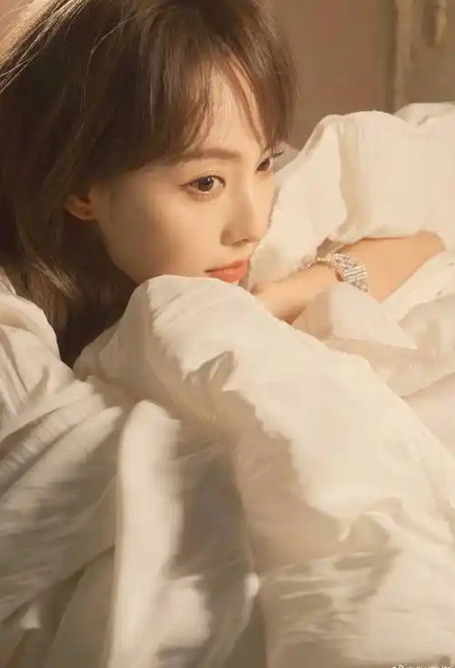 知名女星张嘉倪晒最新写真,穿白色皱纹长裙,肌肤如润雪_照片_留言