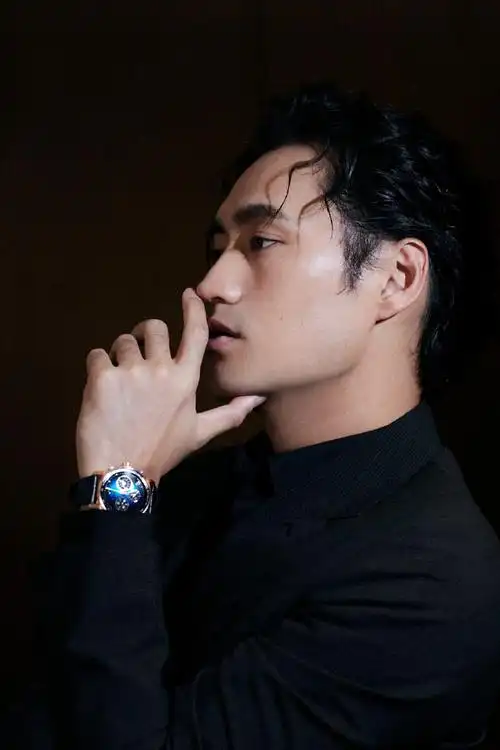 海报星图#@袁弘身穿ermenegildo zegna黑色西装搭配帅气卷发造型