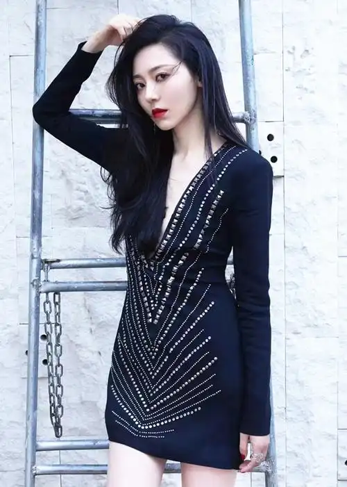 原创完颜女神黄梦莹变风格黑铆钉礼服深v到腰秀身材霸气十足