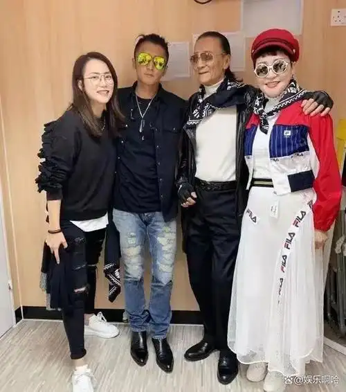 谢霆锋晒出与家人的合影