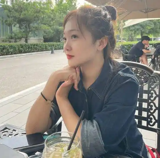 林妙可大学毕业后和同学聚会,坐奔驰副驾驶补妆,涂红唇显成熟_照片