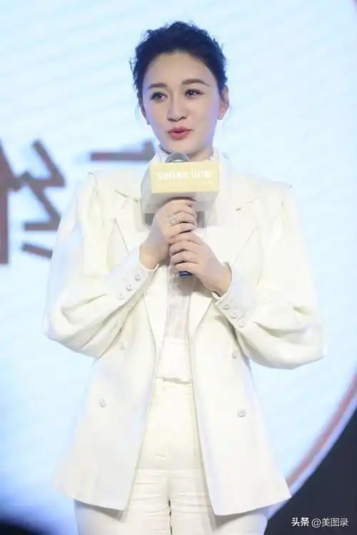 李小冉换了微卷短发减龄10岁,穿条纹衫 短裤 长筒靴,美出高度