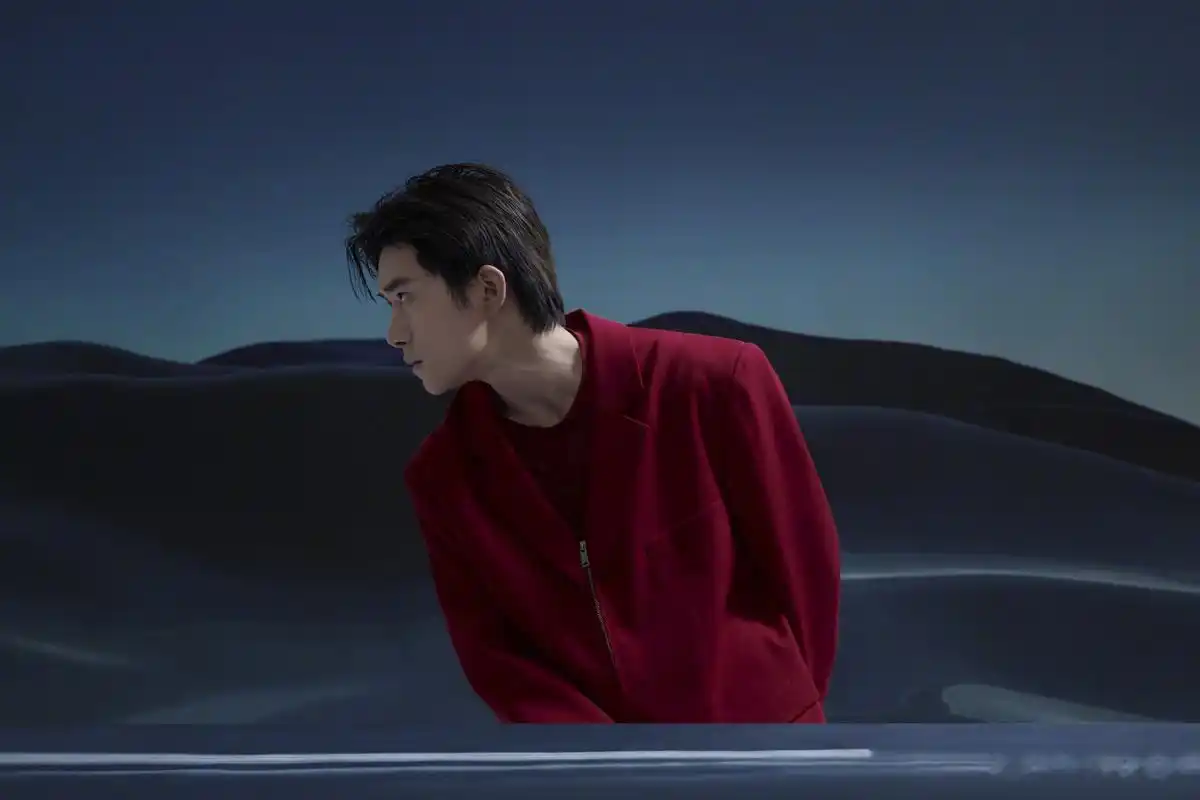 易烊千玺在一片红海,遇见"玊尔".