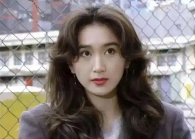 的特点就是从 头顶开始卷,刘海也不能放过,几乎所有的头发都是蓬蓬的