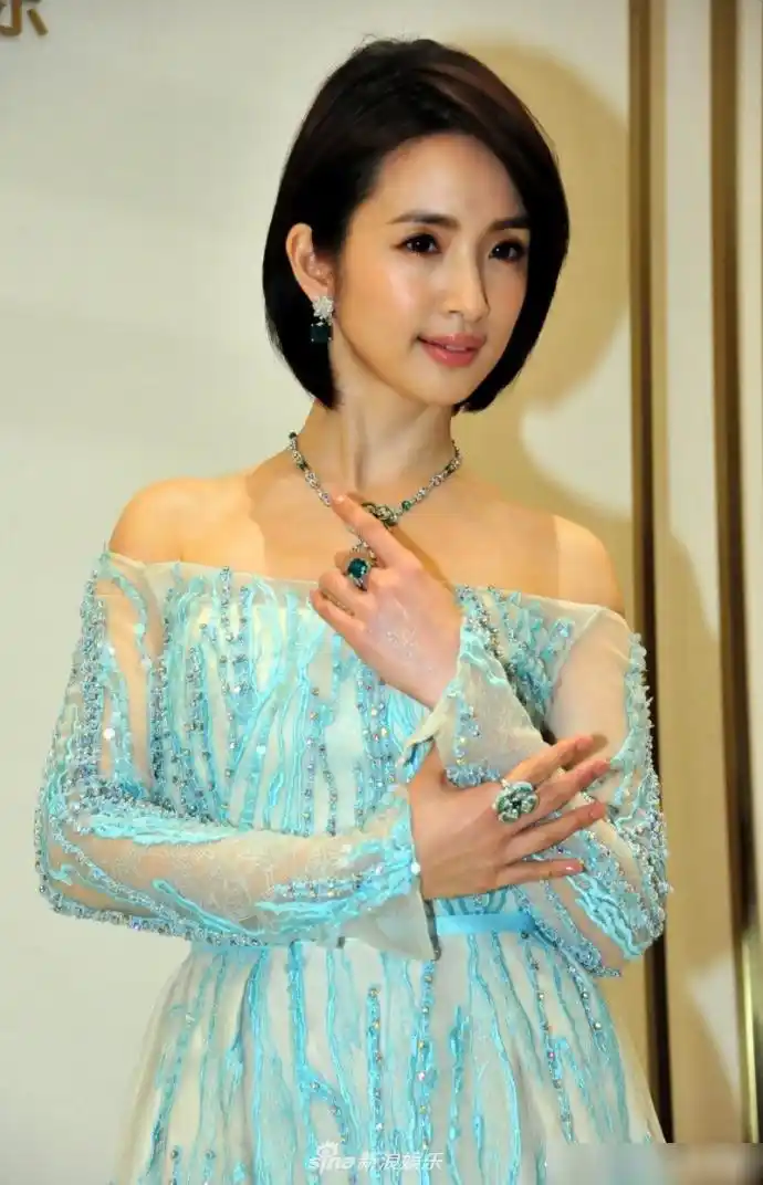 林依晨水蓝色露肩透视长裙显优雅气质