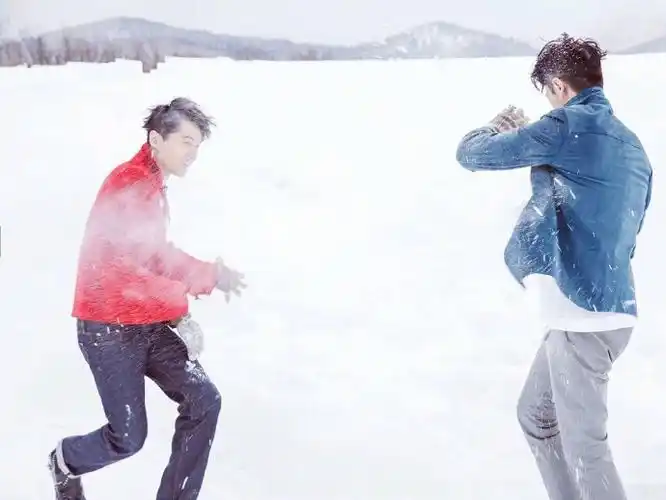 胡歌##霍建华#同登《时尚芭莎》ipad版,雪地里一起打雪仗,像两个长不