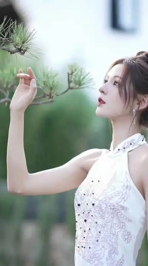 张予曦化身江南烟雨美人,撑伞漫步,腰肢纤细太迷人_腾讯新闻