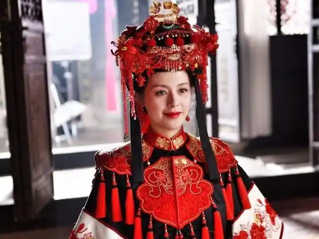 日前,由"氧气女神"王力可主演的年代传奇大剧《女儿红》在央视一套