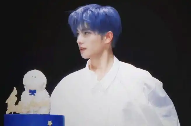 17年杨洋的蓝发快变成白月光了!太神了96