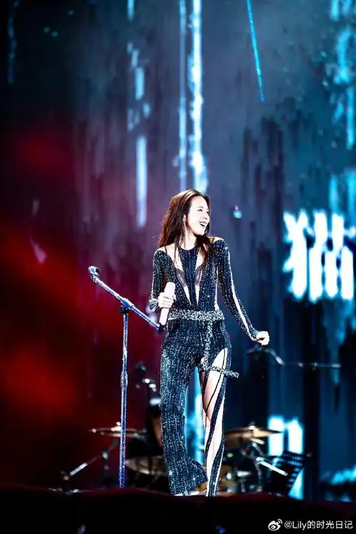 莫文蔚你宣吧#    最近整理房间,刚好整理到莫文蔚演唱会的照片91