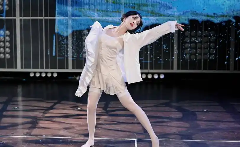 许杨玉琢-snh48女团成员-吊带白丝袜舞台绝美盛宴-图片分享_演出_观众