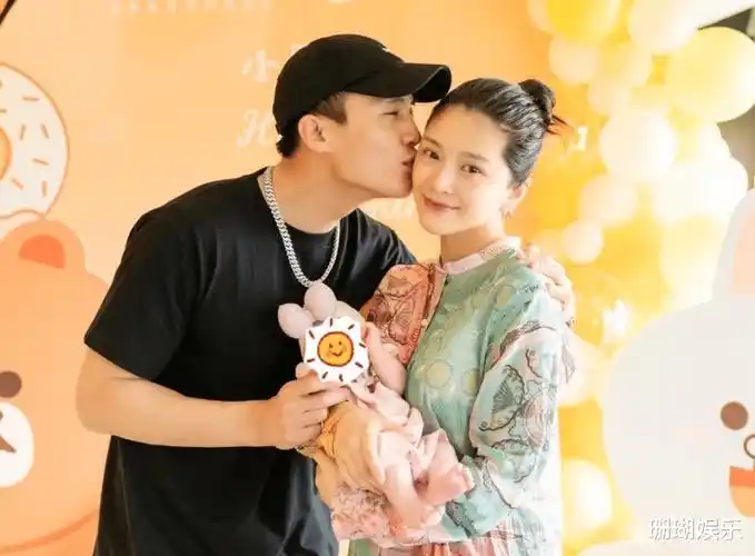 一家三口合照幸福美满,杜淳王灿互动甜到憨_照片_妈妈_孩子