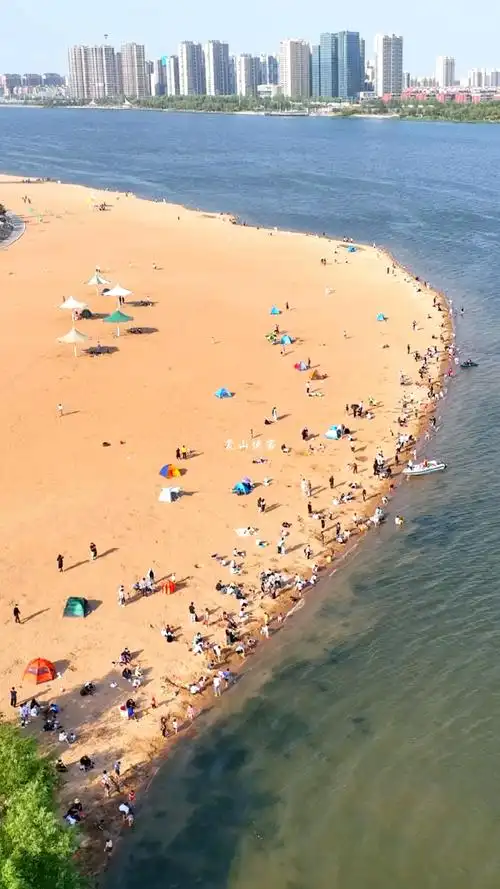 临沂也有自己的"海边",阳光沙滩,微风不燥,阳光正好,很适合游玩,旁边