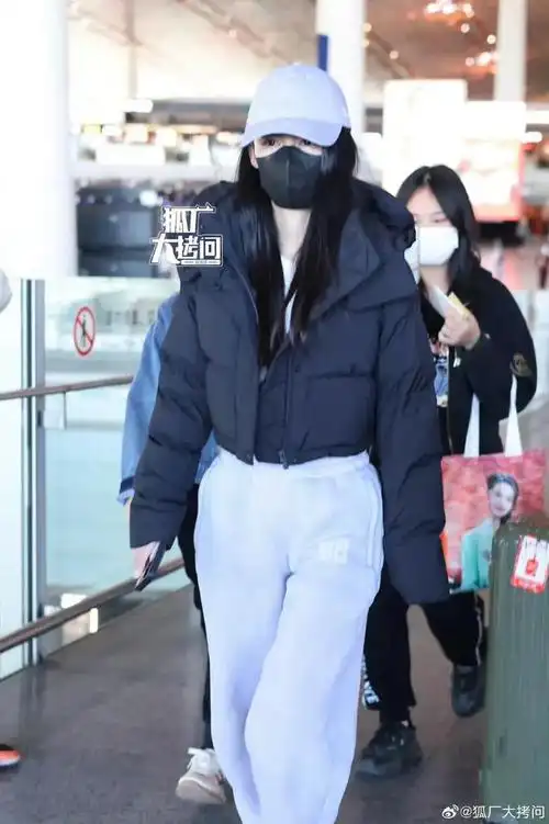实力演员李沁今日北京机场生图出炉啦沁沁好漂亮啊