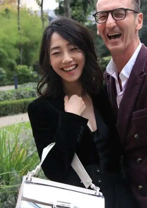 引发现场一阵躁动,女神经过"离婚""一指弹"风波后终于靓丽回归,是个好