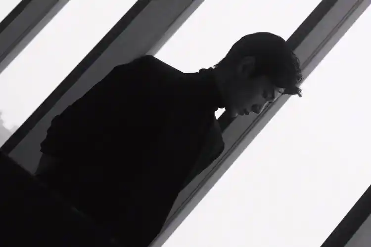 肖战天台大片 突如其来的福利系列,黑色西装优雅十足……|肖战_新浪