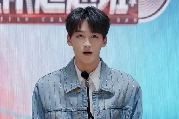 所有的学员填写个人资料表,何洛洛身高填的是180cm,曾志伟看了资料后