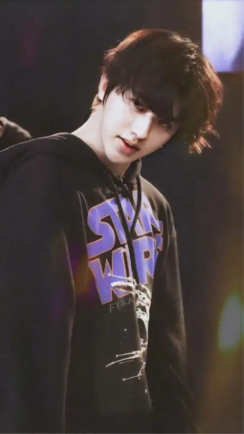 蔡徐坤练习室新图公开 头发蓬蓬的小狮子表情管理满分