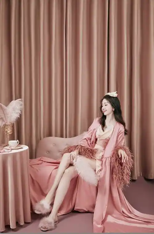 陈欣予最新睡衣写真慵懒优雅化身猫系公主
