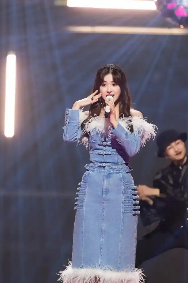 mw star|张含韵.歌手@张含韵 综艺《剧好听的歌》衣着 - 抖音