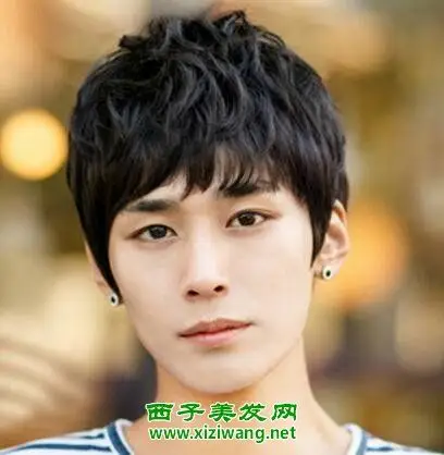 男生纹理烫短发发型 集时尚与潮流一体的短发烫发