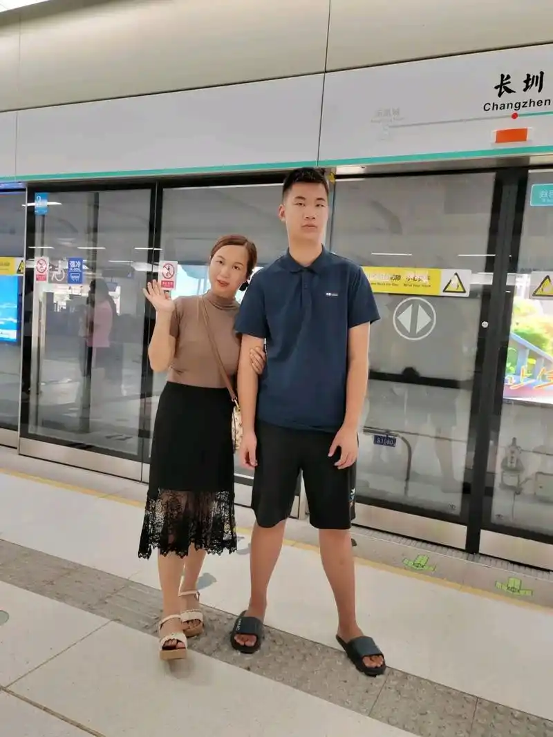 我153,老公163,儿子今年刚刚刚14岁了,身高180了,全年级算高,真的是