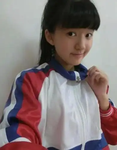 赵露思学生时代罕见走秀照曝光 模样青涩甜美可人