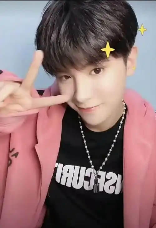 黄明昊粉色外套