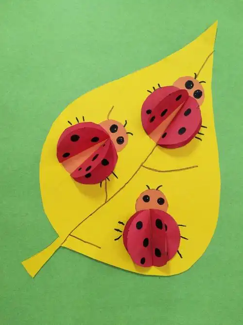 班本课程|第四小学 四年五班 "巧手绘童心 粘贴呈佳作"手工卡纸贴画