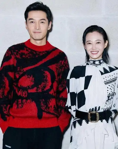 胡歌携妻低调大采购,身高差超萌引人注目,十足吸引眼球