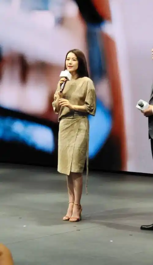 一字带高跟鞋:在脚上,高圆圆选择了一款一字带设计的高跟鞋,高跟鞋的