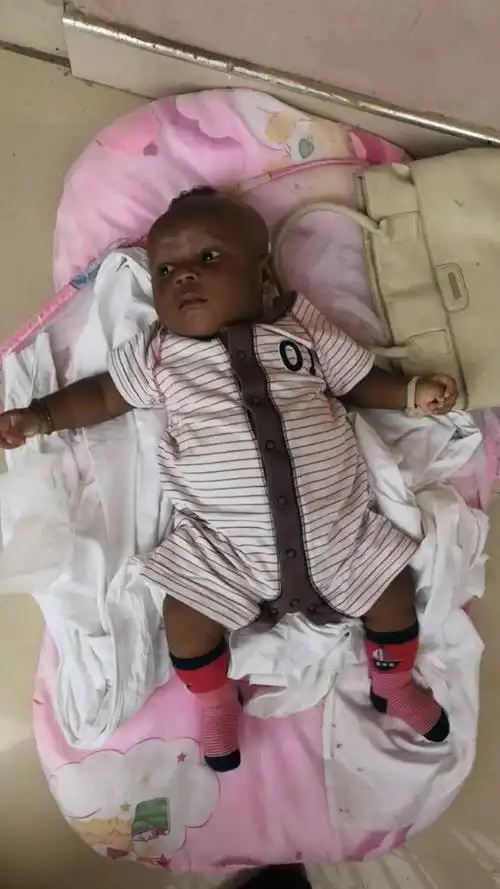 躺着的小黑孩,就想有人陪她说话,一说话就高兴的脚蹬手摆的