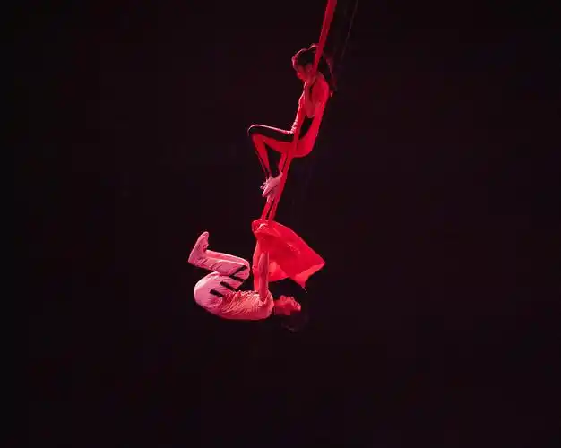 合肥非遗园观看高空惊险杂技:高空绸吊