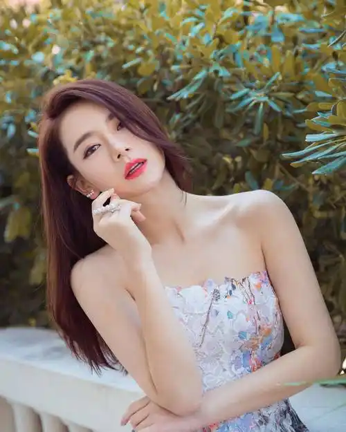 戚薇大胆挑战"内衣外穿",风格百变成品美翻天,这身材太酸了_杨丞琳