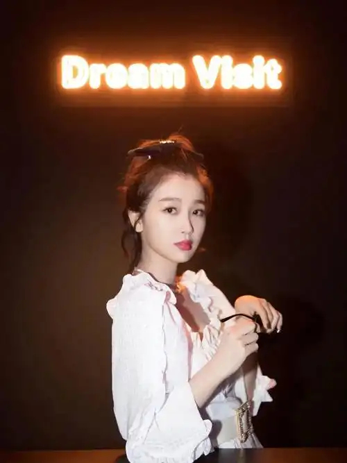 选择了可爱甜美的蝴蝶结头饰小作精虞书欣对蝴蝶结也是情有独钟伊能静