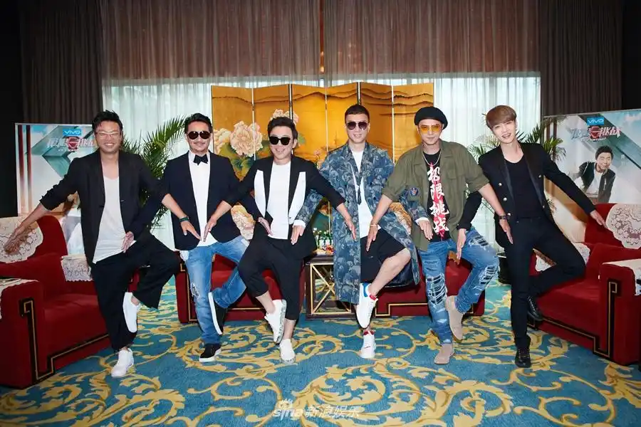 发布会上张艺兴一身黑色西装酷帅亮相,整体造型夺目吸睛.