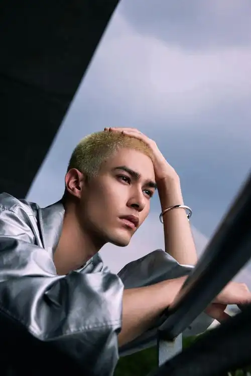 歌手@米卡mika用一身银色先锋未来装束登陆#兰蔻走进小黑瓶#夏日先锋