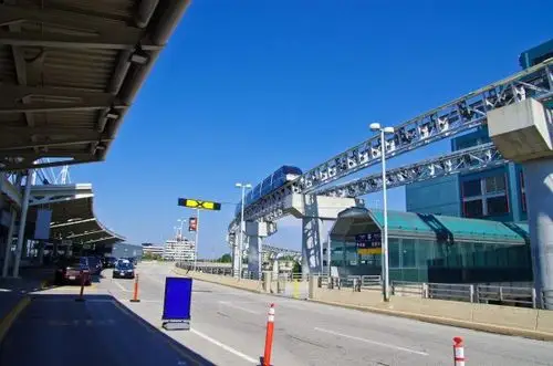 多伦多皮尔逊国际机场是住加拿大八个设有美国过境预先清关(us border