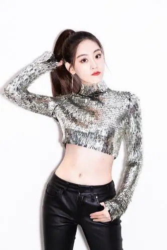 祝绪丹圣诞装扮好性感,高领亮片露脐上衣搭紧身皮裤,尽显小蛮腰