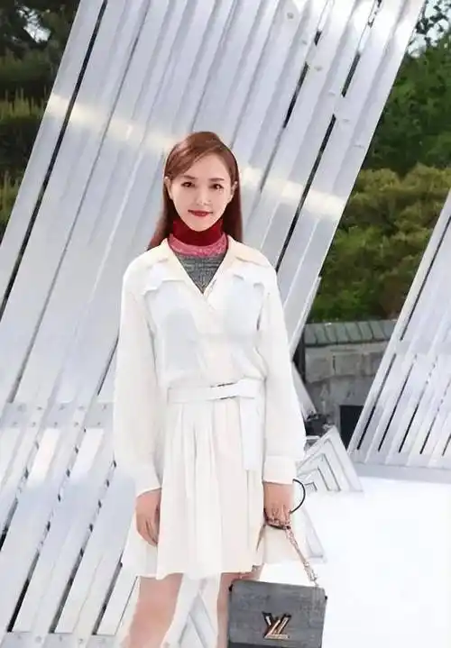 唐嫣生图状态在线甜美可人 穿卡其色毛衣简约时尚,不愧是女神!