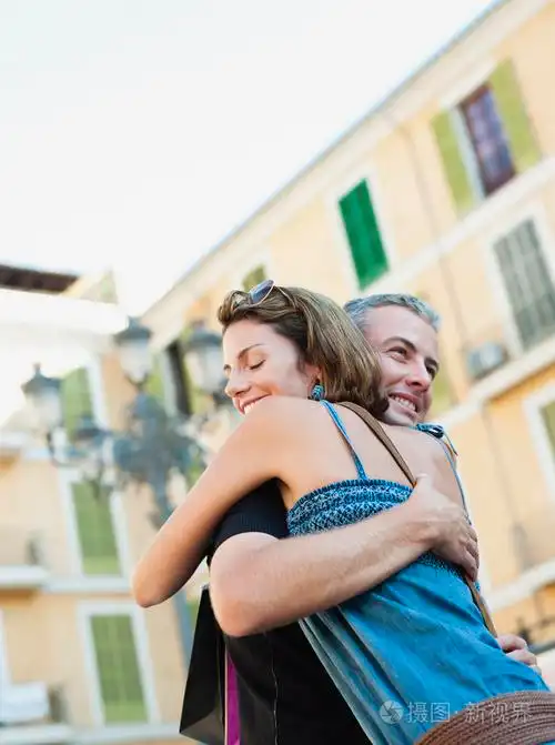 一对夫妇互相拥抱