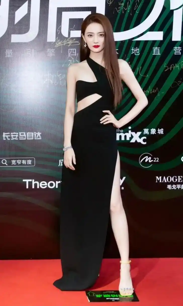 徐璐一袭黑色高开叉长裙,大秀好身材!时尚个性,妖娆妩媚!