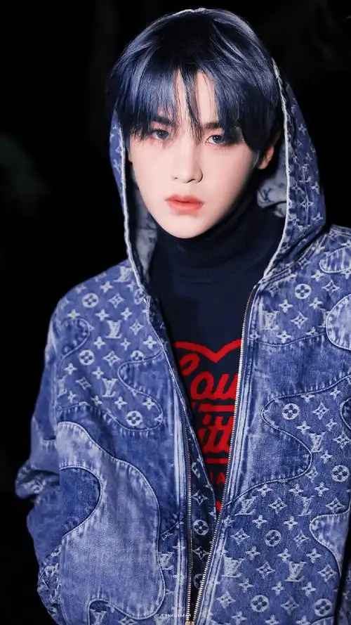 黄明昊烟雾蓝发