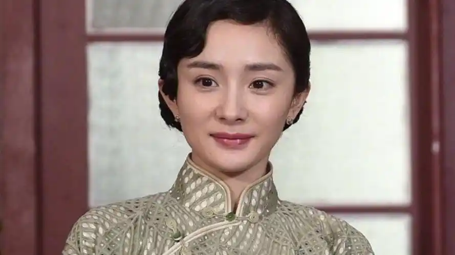 杨幂旗袍造型你觉得娇俏吗?想给她的新造型打多少分?